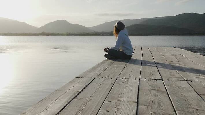 1 응시 여자 실루엣 얼굴 생각 휴식 한명 사람 앉기 햇빛 태양 반사 일출 희망 침묵 일몰 꿈 젖음 슬픔 운명 관찰 고독 떨어짐 명상 개성 몽상가 배려 혼자 4K MOV 해외동영상 클립영상 자연요소 시선 감정 컨셉 모션 촬영기법 신체부위 노을 소리 동영상 파일형식