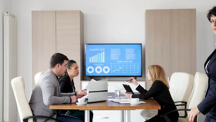 백인 직업 여자 행복 회사 비즈니스 성공 노동자 직장 함께함 미소 사람 성인 내부 사무실 유행 흰색 업무 작업 비즈니스맨 비즈니스우먼 자신감 그룹 대표 회의실 리더 내추럴 경영 진짜 4K MOV 해외동영상 슬로모션 클립영상 서양인 남자 감정 컬러 컨셉 촬영기법 표정 직장인 동영상 파일형식