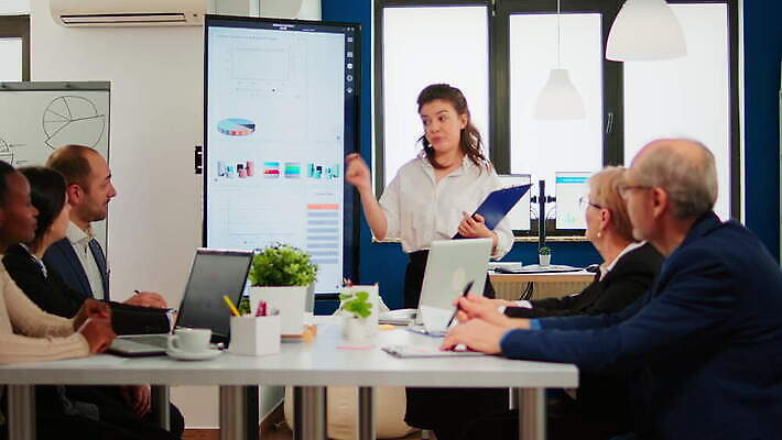 직업 회사 비즈니스 사업가 통신 회의 그래프 협력 대화 설명 사람 금융 사무실 정보 업무 작업 비즈니스맨 비즈니스우먼 발표 그룹 계획 대표 토론 동료 경영자 리더 창업 나눔 다민족 경영 프로젝트 브레인스토밍 4K MOV 해외동영상 클립영상 여자 남자 컨셉 관계 모션 말하기 경제 직장인 자영업 동영상 파일형식