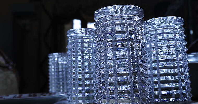 디자인 컬러 백그라운드 패턴 유리 추상 조명 미술 사람없음 장식 물 빛 뷰티 반사 노란색 디지털 젖음 추위 물방울 소프트포커스 브레이크 크리스탈 빗방울 질감 다이아몬드 유리그릇 블러 블러효과 새기다 인공 비어있는 4K MOV 해외동영상 클립영상 자연요소 그릇 무늬 재질 문화예술 촬영기법 비_날씨 광석 보석 동영상 파일형식 효과