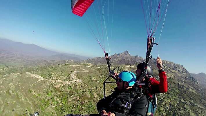 스포츠 여행 포즈 2 하늘 산 안테나 매달리기 사람 취미 야외 파란색 점프 자유 도전 비행 체험 자신감 위험 스카이다이빙 낙하산 글라이더 무료 4K HD MP4 해외동영상 클립영상 감정 컬러 컨셉 통신 모션 익스트림스포츠 동영상 파일형식