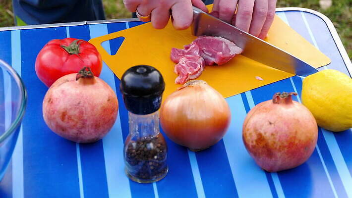 손 음식 조각 백그라운드 포크 토마토 육류 돼지고기 스테이크 요리 사람없음 목재 요리사 식사 저녁식사 소고기 바위 신선 칼 그릴 바비큐 굽기 후추 로즈메리 정육점 맛있는 4K MOV 해외동영상 클립영상 나무 직업 식기 채소 식재료 재료 주방용품 서양음식 신체부위 상점 돌_바위 구이 허브 향신료 동영상 파일형식