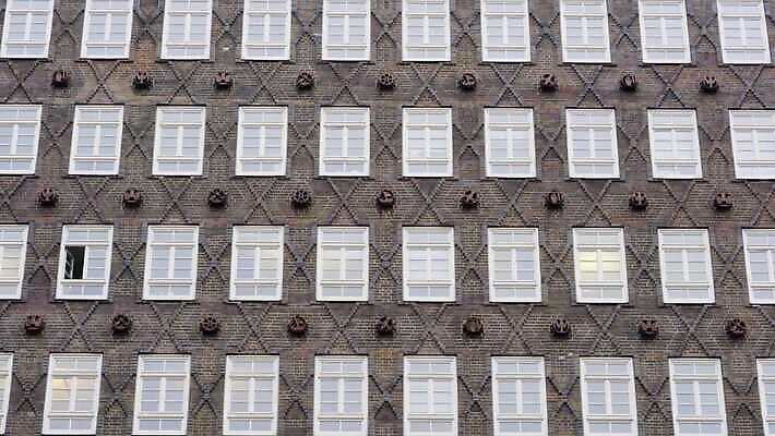 외관 유럽 여행 겨울 건축양식 창문 유리 하늘 벽돌 전등 주택 독일 사람없음 야외 건물 도시풍경 사무실 햇빛 가을 도시 역사 재산 저녁 각도 장면 타운 동영상 칠레 대칭 랜드마크 옛날 함부르크 4K MOV 해외동영상 클립영상 건축물 계절 건축 나라 비즈니스 재질 조명 풍경 금융 태양 남아메리카 야간 파일형식