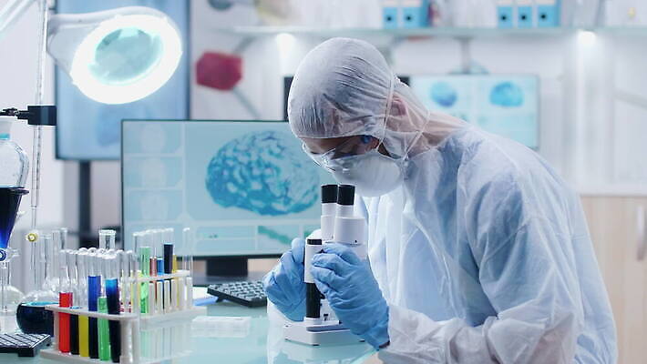 직업 남자 산업 컬러 과학 건강 현미경 실험 작업복 가면 사람없음 스터디 컴퓨터 약 3D 스크린 장비 의사 코트 램프 작업 액체 기술자 실험실 결과 질병 연구원 과학자 뇌 생물학 비커 튜브 발견 조제 돌봄 화학자 4K MOV 해외동영상 클립영상 옷 교육 컨셉 의학 모션 조명 실험기구 사람 전자제품 학습 외투 의료진 디지털합성 만들기 동영상 학자 파일형식