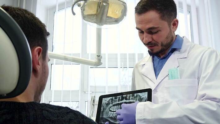 백인 응시 남자 얼굴 유니폼 엑스레이 건강 병원 사람 성인 두명 치료 알약 디지털 스크린 모니터 장비 터치 의사 흰색 기구 공구 입 닫기 치아 고객 치과의사 회전 쇼 방문 틀니 돌봄 미백 위생관리 4K MOV 해외동영상 클립영상 서양인 시선 옷 컬러 의학 모션 관리 신체부위 컴퓨터 약 의료진 도구 소화기관 동영상 파일형식