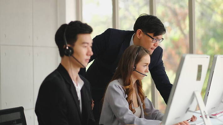 직업 남자 비즈니스 통신 노동자 직장 대화 사람 세명 스마트폰 컴퓨터 사무실 스크린 모니터 헤드폰 자료 방 과학기술 업무 그룹 센터 수술 기술자 감독 종업원 중개인 전화기 고객 책상 동료 서비스 컨설턴트 경영자 텔레마케팅 부름 경영 운영자 제어 지원 치프 4K MOV 해외동영상 클립영상 음향기기 가구 회사 의학 관계 모션 기술 말하기 치료 전자제품 핸드폰 스마트기기 작업 전문직 서비스업 상담 리더 동영상 파일형식