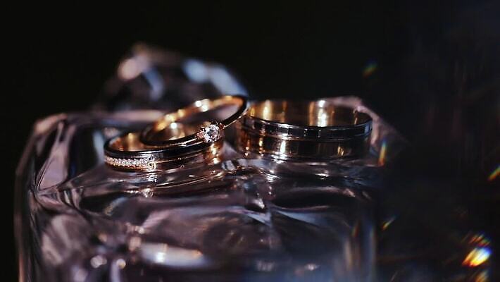 전통 커플 기념일 결혼 2 장신구 결혼식 남편 함께함 선물 사랑 사람없음 빛 금속 흰색 축하 반지 아내 쌍 황금 고급 닫기 은색 보석 심볼 오브젝트 다이아몬드 약혼 고립 백금 제안 MOV 해외동영상 클립영상 감정 컬러 컨셉 관계 모션 재질 이벤트 광석 약속 동영상 파일형식