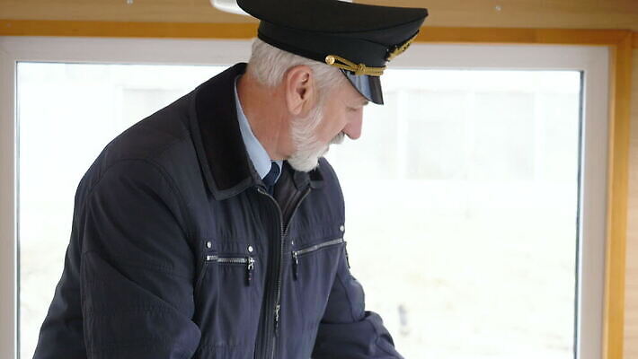 직업 남자 바다 여행 컨셉 교통시설 수염 항해 실내 대화 한명 사람 성인 물 세트 장비 판넬 보트 크루즈 손목시계 속도 라디오 함선 선원 네비게이션 설정 계기판 장교 제어 항해사 MOV 해외동영상 클립영상 자연요소 1 시계 교통 배_교통 장신구 말하기 내부 전자제품 시설 동영상 파일형식