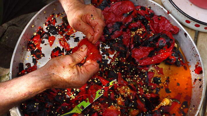 전통 음식 채소 피망 파프리카 관리 요리 사람없음 빨간색 식사 신선 작업 칼 그릴 청소 굽기 유기농 만들기 4K MOV 해외동영상 클립영상 웰빙 컬러 모션 주방용품 구이 동영상 파일형식