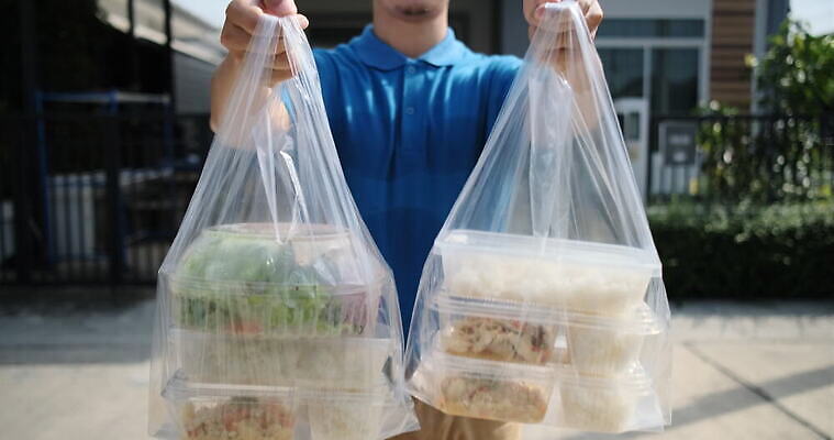 직업 라이프스타일 잡화 여자 남자 유니폼 채소 가방 과일 거리 주택 건강 한명 사람 쇼핑 상점 식당 표현 신선 업무 시장 배달원 구매 상품 플라스틱 고객 배송 서비스 주기 유기농 패키지 질서 소매 온라인 슈퍼마켓 배달음식 체크아웃 안락 뉴노멀 4K MOV 해외동영상 클립영상 1 웰빙 옷 음식 컨셉 모션 재질 건물 생활 경제 예절 작업 배달 동영상 파일형식