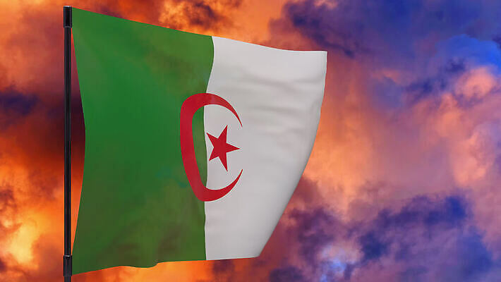 배너 물결 하늘 불 바람 사람없음 빨간색 일몰 깃발 연기 깃대 봉 알제리 위기 재앙 전국 4K MOV 해외동영상 클립영상 자연요소 컬러 아프리카 날씨 노을 동영상 파일형식