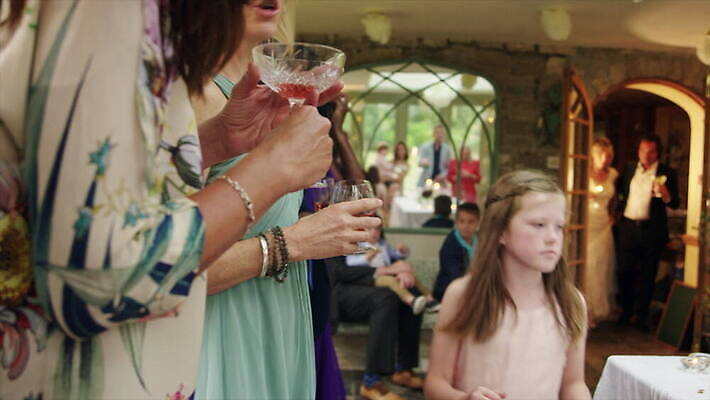 백인 남자 행복 신랑 결혼 신혼부부 유리 영국 함께함 실내 미소 소년 여러명 장식 10대 축하 우아함 흥분 패닝샷 성인남자만 성인여자만 4K MOV 해외동영상 클립영상 서양인 부부 감정 유럽 어린이 다수 컨셉 청소년 재질 촬영기법 표정 사람 이벤트 내부 신혼 동영상 남자만 여자만 성인만 파일형식
