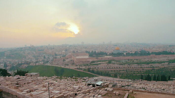 종교 문화 벽 여행 중동 건축양식 안테나 파노라마 풍경 사람없음 건물 도시풍경 태양 교회 일몰 새벽 무덤 도시 영혼 역사 황금 이슬람교 묘사 모스크 신성 유대인 랜드마크 아랍어 예루살렘 옛날 유태교 이스라엘 팔레스타인 MOV 해외동영상 클립영상 자연요소 건축물 건축 나라 통신 종교건축 촬영기법 노을 동영상 서아시아 파일형식