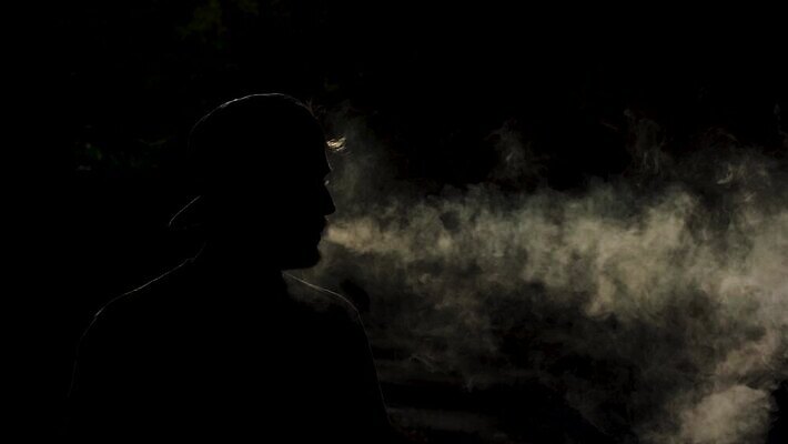 남자 실루엣 백그라운드 휴식 수염 담배 건강 한명 서기 사람 소년 약 검은색 어둠 기쁨 잡기 닫기 연기 수증기 입술 속도 코 전자 담배연기 중독 니코틴 순간 흡연자 MP4 해외동영상 슬로모션 클립영상 1 감정 어린이 컬러 컨셉 의학 모션 흡연 촬영기법 신체부위 동영상 파일형식