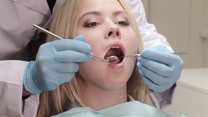 백인 여자 남자 장갑 유니폼 2 실내 건강 치과 병원 관리 미소 사람 두명 치료 거울 장비 환자 의사 기구 공구 입 치아 부식 치과의사 탐색 턱 틀니 순서 돌봄 위생관리 치아교정 구강학 MP4 해외동영상 클립영상 서양인 잡화 옷 의학 모션 표정 내부 신체부위 의료진 도구 소화기관 교정 동영상 파일형식