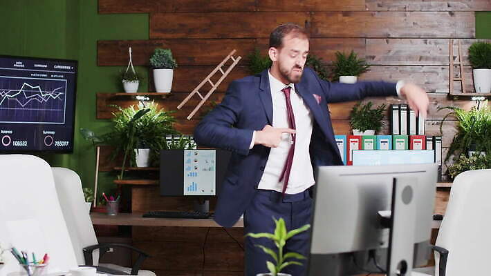 라이프스타일 남자 행복 비즈니스 사업가 성공 웃음 사람 정장 사람없음 사무실 기쁨 댄서 축하 표현 춤 비즈니스맨 자신감 즐거움 만족 흥분 경영자 리더 펑키 바보 필승 혼자 표현성 자극 4K MOV 해외동영상 클립영상 직업 옷 감정 컨셉 문화예술 표정 생활 우승 직장인 동영상 파일형식