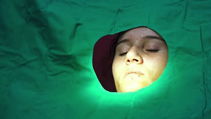 백인 직업 여자 의자 실내 치과 병원 앉기 성인 약 기댐 방 고통 장비 의사 코트 기구 공구 업무 오픈 입 구멍 수술 치아 치과의사 방문 외과 펌프 순서 거짓말 돌봄 송곳 심각 4K 구강학 MP4 해외동영상 클립영상 서양인 감정 가구 컨셉 의학 모션 사람 내부 신체부위 치료 외투 의료진 도구 작업 소화기관 동영상 파일형식