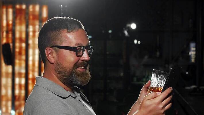 남자 행복 음료 모바일 휴식 사람 두명 친구 스마트폰 독서 식당 우정 알코올 바 비즈니스맨 메시지 뉴스 연결 긍정 온라인 위스키 코냑 유흥 4K MOV 해외동영상 클립영상 감정 컨셉 비즈니스 관계 주류 핸드폰 스마트기기 상점 와인 직장인 동영상 파일형식