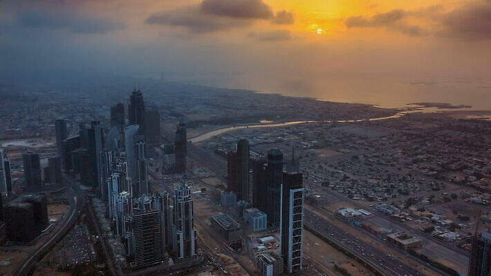 도로 건축양식 사람없음 야외 관광지 강 하이앵글 도시풍경 고층빌딩 아랍에미리트 개발 두바이 락다운 MOV 해외동영상 클립영상 건축 길 뷰포인트 여행 중동 교통시설 풍경 빌딩 도시 동영상 파일형식
