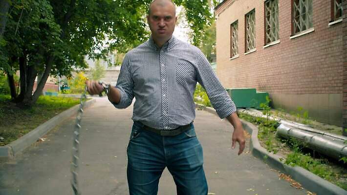 백인 남자 무기 얼굴 이동 한명 사람 금속 힘 분노 잡기 도시 폭력 범죄 위험 공격 무서움 충돌 위협 싸움 나쁜 압력 폭행 호러 4K MOV 해외동영상 클립영상 서양인 1 감정 컨셉 모션 재질 신체부위 사회이슈 공포 동영상 파일형식