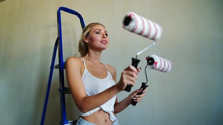 직업 산업 벽 유니폼 가사 사다리 노동자 아파트 주택 손잡이 한명 사람 장식 인테리어 섹시 페인트 방 장비 흰색 기구 공구 잡기 붓 업무 플랫 수리 땅 서비스 그림 롤 롤러 페인트붓 화가 건축업자 복원 업그레이드 4K MOV 해외동영상 클립영상 1 디자인 옷 건축 컬러 컨셉 모션 건물 도구 작업 동영상 파일형식