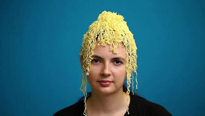 백인 여자 얼굴 음식 컨셉 패턴 파스타 스파게티 요리 한명 사람 앉기 야외 머리 유행 식사 저녁식사 놀람 이탈리아 표현 면 화려 맛 먹기 기아 점심식사 바보 식욕 스타일 맛있는 4K MOV 해외동영상 클립영상 서양인 1 감정 유럽 무늬 모션 서양음식 표정 신체부위 사회이슈 동영상 파일형식