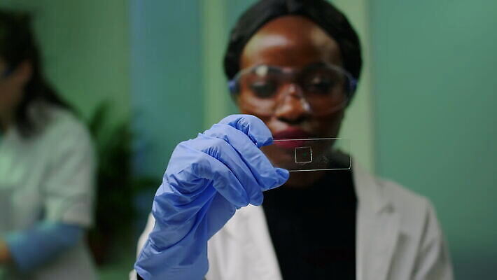 식물 과학 잎 농업 자연 유리 현미경 실험 사람없음 초록색 컴퓨터 환경 코트 관찰 타이핑 액체 그룹 실험실 생명공학 연구원 과학자 분석 에코 유기농 생물학 미생물 발견 조제 생태학 유전 유전자변형 피펫 화학물질 4K MOV 해외동영상 클립영상 직업 웰빙 교육 산업 컬러 컨셉 의학 모션 재질 생물 실험기구 전자제품 약 외투 화학 생태계 만들기 동영상 학자 파일형식