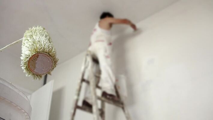 직업 손 산업 포스터 벽 컬러 백그라운드 컨셉 사다리 노동자 새로움 아파트 주택 실내 한명 사람 내부 건물 장식 인테리어 우주 페인트 공백 방 흰색 공구 업무 작업 그리기 재산 수리 그림 롤러 화가 부활 편리함 복원 블러 업그레이드 재주꾼 4K MP4 해외동영상 클립영상 1 건축물 디자인 모션 신체부위 금융 도구 동영상 파일형식