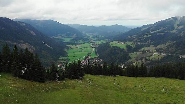 여행 백그라운드 자연 하늘 휴가 산 독일 안테나 파노라마 사람없음 야외 초록색 파란색 마을 계곡 시골 정상 숲 고도 언덕 스카이라인 바이에른 바이에른사람 4K MOV 해외동영상 클립영상 유럽 컬러 통신 촬영기법 생태계 동영상 파일형식