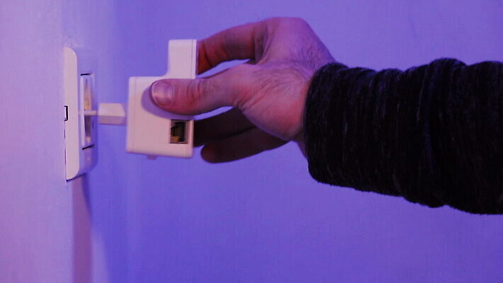 백인 손 남자 벽 인터넷 통신 손가락 주택 실내 사람 사무실 디지털 자료 장비 네트워크 닫기 콘센트 플러그 연결 접속 무선전화기 신호 와이파이 전자 언론 모뎀 방화벽 삽입 MOV 해외동영상 클립영상 서양인 비즈니스 모션 내부 건물 신체부위 전화기 무선인터넷 동영상 파일형식