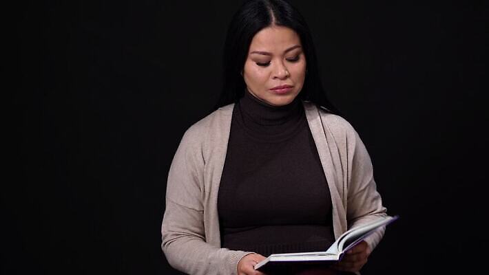 백인 모델 1 응시 여자 얼굴 40대 백그라운드 갈색머리 한명 사람 동양인 뷰티 유행 검은색 어둠 분노 흰색 신선 피부 내추럴 돌봄 4K MOV 해외동영상 클립영상 서양인 헤어스타일 시선 감정 컬러 중년 모션 인종 신체부위 동영상 파일형식