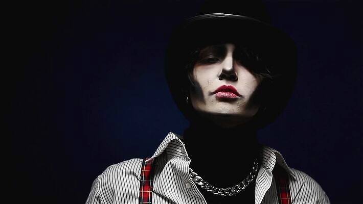 백인 모델 여자 얼굴 백그라운드 휴가 실내 미술 한명 사람 성인 빨간색 뷰티 파티 유행 검은색 어둠 페인트 할로윈 흰색 화려 무서움 입술 마녀 흡혈귀 나쁜 고딕 호러 좀비 스타일 MOV 해외동영상 클립영상 서양인 1 감정 컬러 컨셉 문화예술 이벤트 내부 신체부위 공포 동영상 파일형식