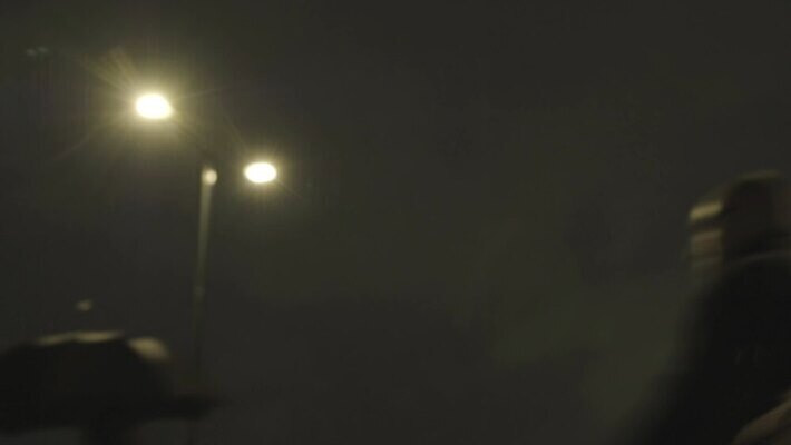 직업 라이프스타일 여행 컨셉 우산 비즈니스 날씨 노동자 사람 사람없음 물 여행객 걷기 젖음 도전 긴급 도시 시간 야간 저녁 소프트포커스 예측 빗방울 동료 런던 출퇴근 시티라이프 폭풍 야근 떠남 역경 통근 4K MP4 해외동영상 클립영상 자연요소 관계 모션 영국 촬영기법 생활 업무 비_날씨 출근 동영상 파일형식