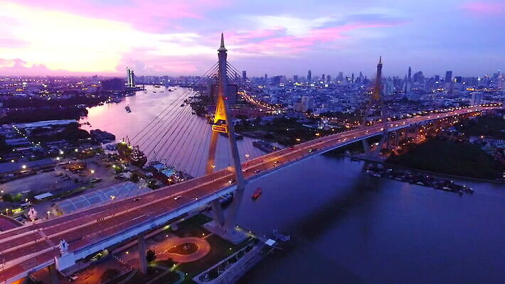 교통시설 태국 안테나 풍경 사람없음 건물 강 도시풍경 컬러풀 항구 고층빌딩 황혼 새벽 도시 정상 야간 저녁 방파제 방콕 장면 포트 타운 스카이라인 항공촬영 드론 랜드마크 MOV 해외동영상 클립영상 자연요소 건축물 공공시설 아시아 뷰포인트 컬러 교통 통신 빌딩 일몰 시설 동영상 파일형식