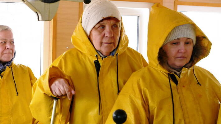 백인 옷 여자 바다 여행 컨셉 요트 교통시설 항해 안전 사람 여러명 성인 물 노란색 여행객 재킷 장비 긴급 보트 그룹 수술 구출 보호 갑판 사건 보안 함선 승객 방수 헬프 MOV 해외동영상 클립영상 자연요소 서양인 컬러 다수 교통 배_교통 의학 치료 외투 도움 시설 동영상 파일형식