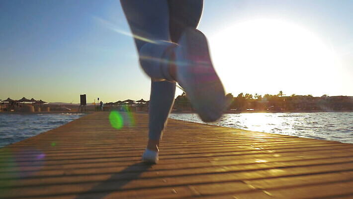 라이프스타일 스포츠 바다 로우앵글 휴가 불꽃 건강 사람 야외 목재 물 여름 달리기 조깅 운동 햇빛 태양 항구 일몰 저녁 연습 달리기선수 혼자 MOV 해외동영상 슬로모션 클립영상 자연요소 나무 계절 뷰포인트 재료 교통시설 모션 불 촬영기법 생활 노을 야간 육상선수 동영상 파일형식