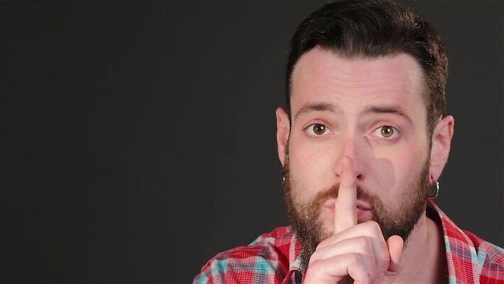 모델 1 라이프스타일 손 응시 남자 얼굴 백그라운드 컨셉 셔츠 손가락 수염 한명 사람 성인 귀걸이 어둠 침묵 회색 표현 자신감 입 닫기 고독 비밀 사인 체크무늬 조용 고립 벙어리 심각 힙스터 MP4 해외동영상 클립영상 시선 패션 감정 컬러 상의 무늬 장신구 모션 생활 신체부위 소리 동영상 파일형식