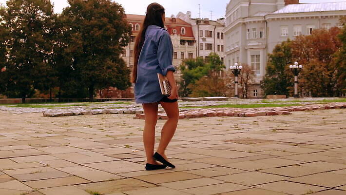 학생 라이프스타일 공원 여자 이동 티셔츠 건축양식 교실 모션 청소년 거리 갈색머리 한명 20대 성인 야외 건물 책 빛 유행 걷기 환경 공책 잡기 성인여자만 힙스터 MOV 해외동영상 슬로모션 클립영상 1 헤어스타일 건축물 공공시설 교육 패션 건축 컨셉 셔츠 학교 문구용품 촬영기법 사람 청년 생활 동영상 여자만 성인만 파일형식