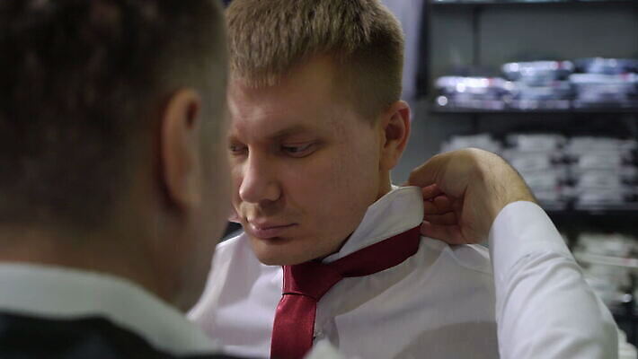 옷 컨셉 셔츠 비즈니스 넥타이 사람 정장 두명 빨간색 유행 세일 상점 재킷 흰색 비즈니스맨 시장 클래식 고급 우아함 선택 구매 쇼핑몰 고객 노력 소매 매각 부티크 정중 착용 스타일 4K MOV 해외동영상 클립영상 잡화 남자 컬러 상의 쇼핑 외투 직장인 동영상 파일형식