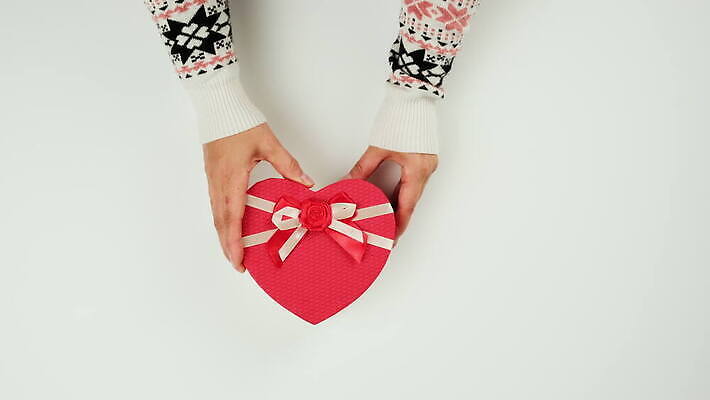 손 종이 음식 분홍색 디저트 샌드위치 사탕 선물 사람없음 빨간색 상자 컬러풀 노란색 쿠키 과자 케이크 여러개 놀람 빵집 프랑스 잡기 오픈 달콤 맛 정상 설탕 크림 아몬드 마카롱 프랑스어 머랭 페스츄리 맛있는 4K MOV 해외동영상 클립영상 문자 감정 유럽 빵 컬러 다수 컨셉 모션 표정 신체부위 상점 견과류 동영상 파일형식