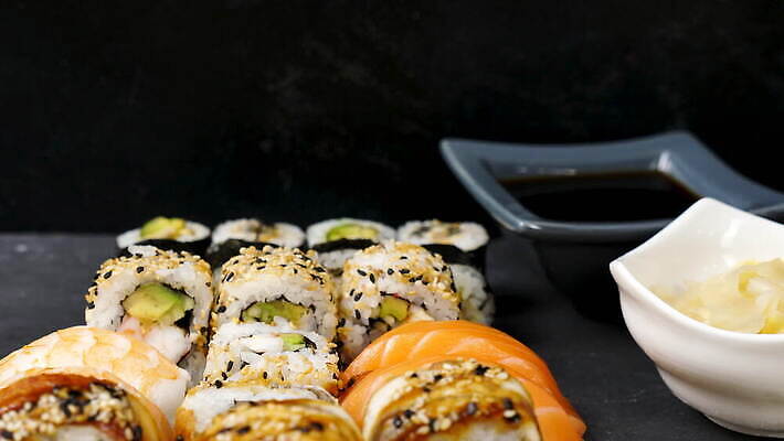 전통 접시 아시아 음식 백그라운드 다이어트 밥 새우 건강 어류 요리 동양인 사람없음 빨간색 주방 식당 일본 요리사 검은색 식사 저녁식사 초밥 회 흰색 신선 해조류 닫기 맛 고추냉이 참치 먹기 해산물 날것 롤 연어 생강 아보카도 점심식사 대두 맛있는 4K MOV 해외동영상 클립영상 직업 식기 나라 컬러 컨셉 채소 과일 모션 갑각류 인종 상점 수중동물 양념 해양식물 동영상 일본음식 파일형식