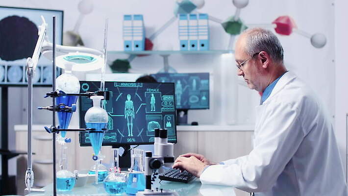 직업 여자 남자 산업 과학 건강 현미경 실험 사람 스터디 컴퓨터 약 스크린 장비 의사 코트 업무 작업 그룹 센터 실험실 연구원 과학자 분석 시설 생물학 튜브 공학 발견 조제 개발 돌봄 백신 유전 화학자 4K MOV 해외동영상 클립영상 교육 컨셉 의학 모션 실험기구 전자제품 학습 외투 의료진 만들기 동영상 학자 파일형식