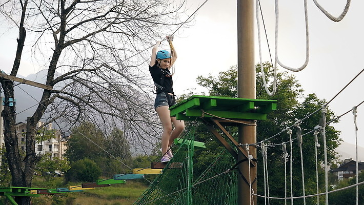 라이프스타일 공원 행복 어린이 밧줄 여행 포즈 자국 자연 놀이 성공 휴가 한명 안전 사람 야외 걷기 점프 장비 자유 게임 용기 자신감 보호 놀이터 숲 헬멧 위험 에코 보험 생태학 선로 에스토니아 생존 4K MOV 해외동영상 클립영상 1 그릇 공공시설 교육 감정 유럽 줄 컨셉 모션 생활 환경 보호장비 생태계 동영상 파일형식