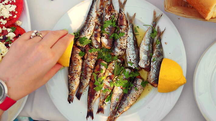 접시 손 음식 파슬리 어류 요리 신체부위 식당 식사 주스 카페 붓기 그릴 먹기 레몬 해산물 메인 그리스인 앙트레 짜기 맛있는 4K MOV 해외동영상 클립영상 서양인 식기 음료 채소 과일 모션 주방용품 사람 상점 수중동물 동영상 파일형식