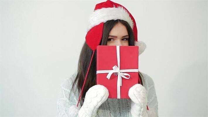 백인 모자 1 여자 행복 장갑 크리스마스 회색배경 휴가 새로움 실내 선물 한명 미소 웃음 사람 빨간색 상자 산타클로스 놀람 흰색 춤 연도 흰배경 2016년 고립 몽환 클라우스 MP4 해외동영상 클립영상 서양인 잡화 기념일 감정 컬러 백그라운드 컨셉 문화예술 표정 내부 회색 동영상 파일형식