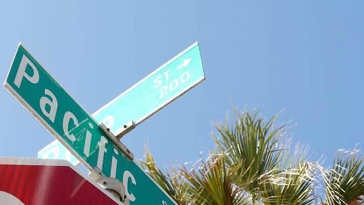 공원 여행 하늘색 텍스트 리조트 휴가 거리 간판 사람없음 여름 파란색 관광지 단어 빛 야자수 뷰티 맑음 미국 산책로 기둥 표지판 교차로 알림 캘리포니아 태평양 공지사항 타운 로스앤젤레스 건너기 열대기후 4K 오션사이드 산타모니카 MP4 해외동영상 클립영상 나무 문자 계절 공공시설 건축 길 바다 컬러 북아메리카 모션 날씨 알림판 도시 동영상 파일형식