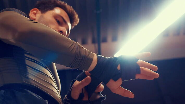 백인 남자 스포츠 컨셉 건강 관리 한명 사람 성인 상자 운동 힘 경쟁 주먹 권투 덮개 반지 보호 손목 연습 클럽 싸움 근육질 붕대 때리기 스트라이크 킥복싱 포장소품 MOV 해외동영상 클립영상 서양인 1 포장 장신구 모션 근육 신체부위 격투기 뚜껑 몸매 오브젝트 동영상 포장재료 파일형식