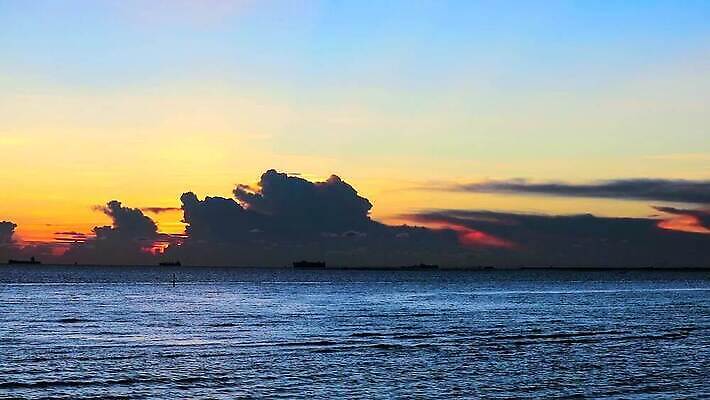 계절 실루엣 파도 바다 컬러 섬 백그라운드 오렌지 자연 하늘 아침 날씨 사람없음 야외 빨간색 물 파란색 빛 컬러풀 햇빛 태양 반사 노란색 일출 황혼 일몰 놀람 새벽 시간 보트 저녁 즐거움 내추럴 오메가 현상 수평선 타임랩스 MOV 해외동영상 클립영상 주간 자연요소 감정 배_교통 과일 촬영기법 표정 노을 야간 생태계 동영상 파일형식