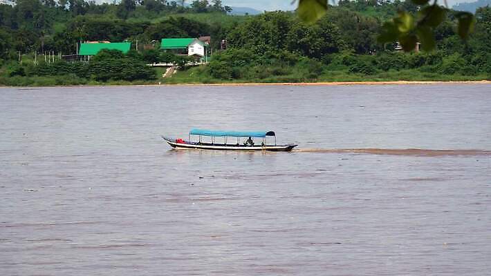 아시아 여행 태국 자연 하늘 산 항해 동양인 사람없음 물 강 환경 중국 화물 시골 보트 함선 상업 포트 메콩강 국경 4K MOV 해외동영상 클립영상 자연요소 나라 배_교통 인종 운송업 생태계 동영상 파일형식