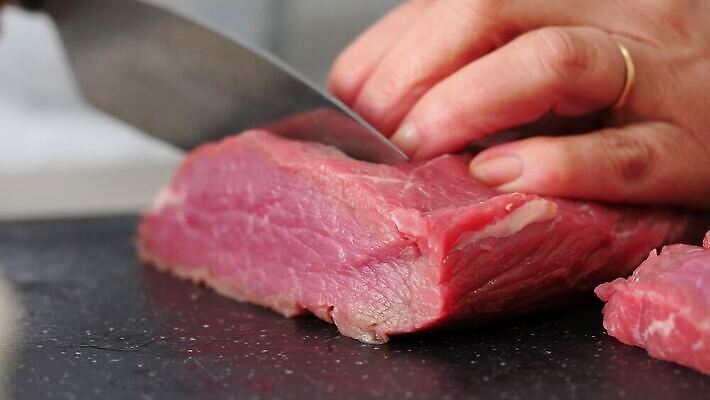 잡화 음식 조각 재료 근육 건강 육류 스테이크 요리 비프스테이크 사람없음 목재 빨간색 주방 식사 저녁식사 소고기 신선 소 혈액 칼 바비큐 자르기 허리 준비 날것 단백질 생식 정육점 4K MP4 해외동영상 클립영상 나무 컬러 식재료 포유류 모션 서양음식 신체부위 상점 동영상 영양소 파일형식